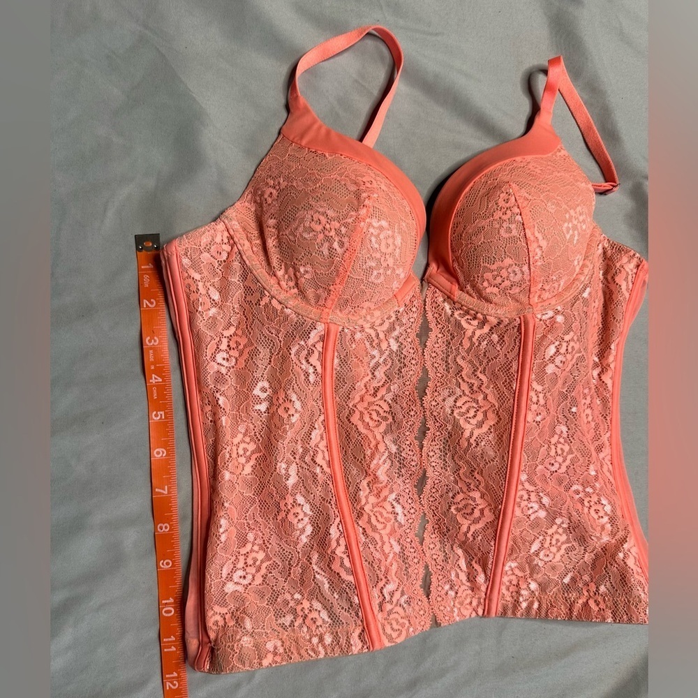 Chic Lace Bustier in Coral - Picture 9 of 10